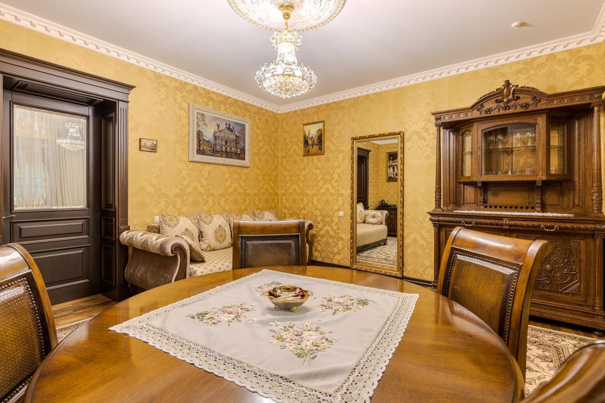 Luxury Boutique Andreevskiy リヴィウ エクステリア 写真